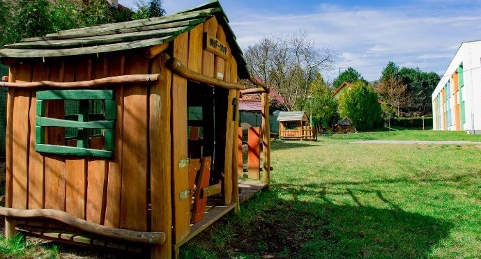 Jak zbudować domek dla dzieci z drewna?