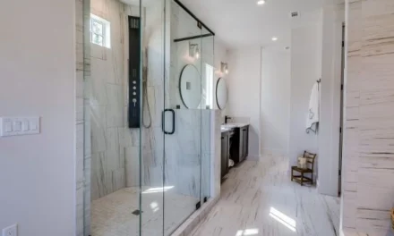 Wie installiere ich eine Duschwanne mit Kabine und Fliesen im Badezimmer?
